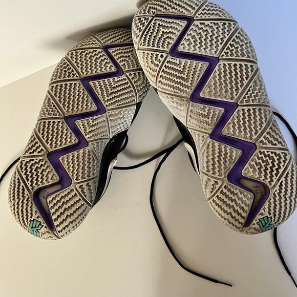 Nike Kyrie 4, men’s size 8 1/2 basketball shoes, black main image 10